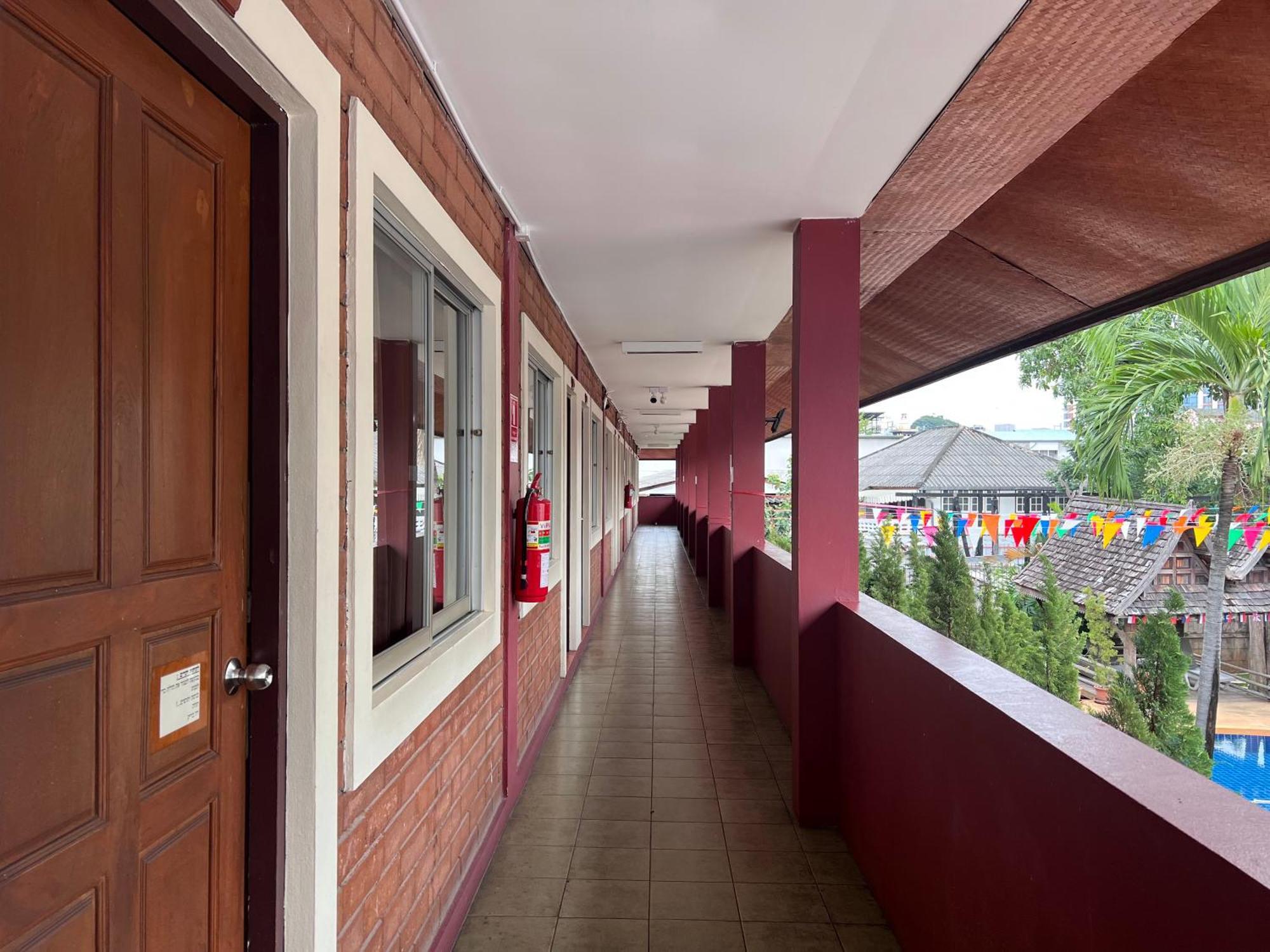 Red Brick Hostel Csiangmaj Kültér fotó